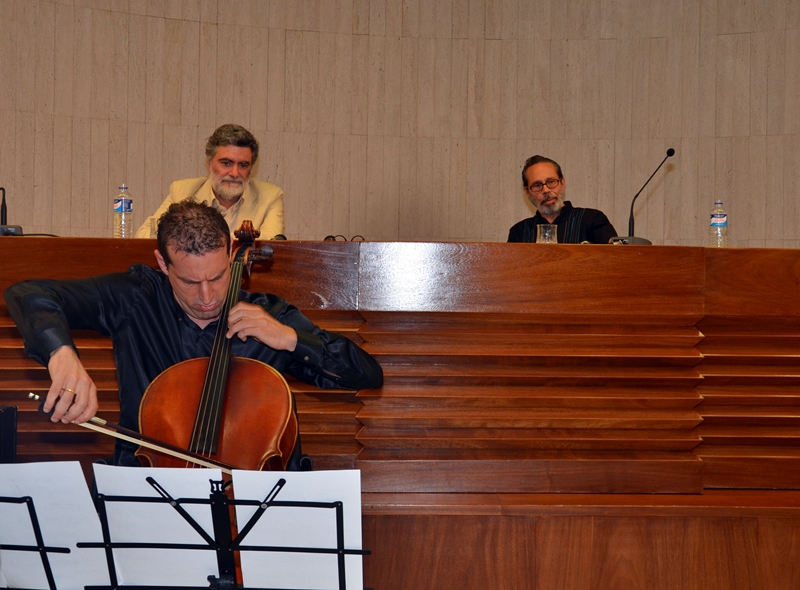 El violonchelista David Apellániz interpreta un tema del músico cubano.
