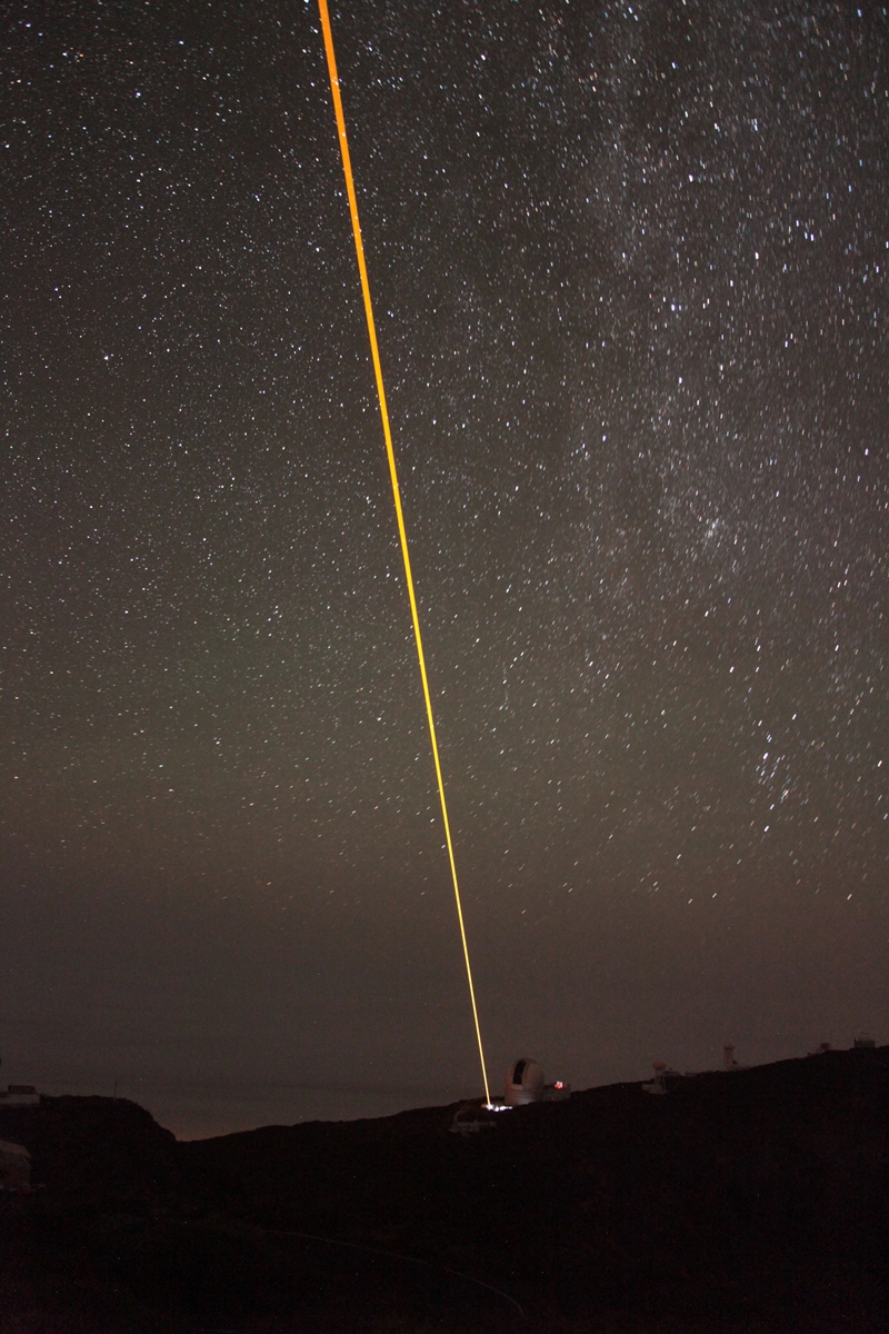 Imagen del láser de sodio de ESO propagándose en la atmósfera baja durante el experimento con el sistema de óptica adaptativa CANARY del WHT. Crédito:  Consorcio de CANARY-WLGSU. 