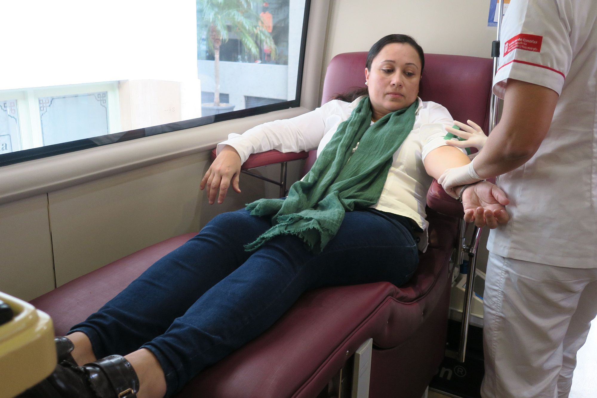 Carmen Brito donando sangre.
