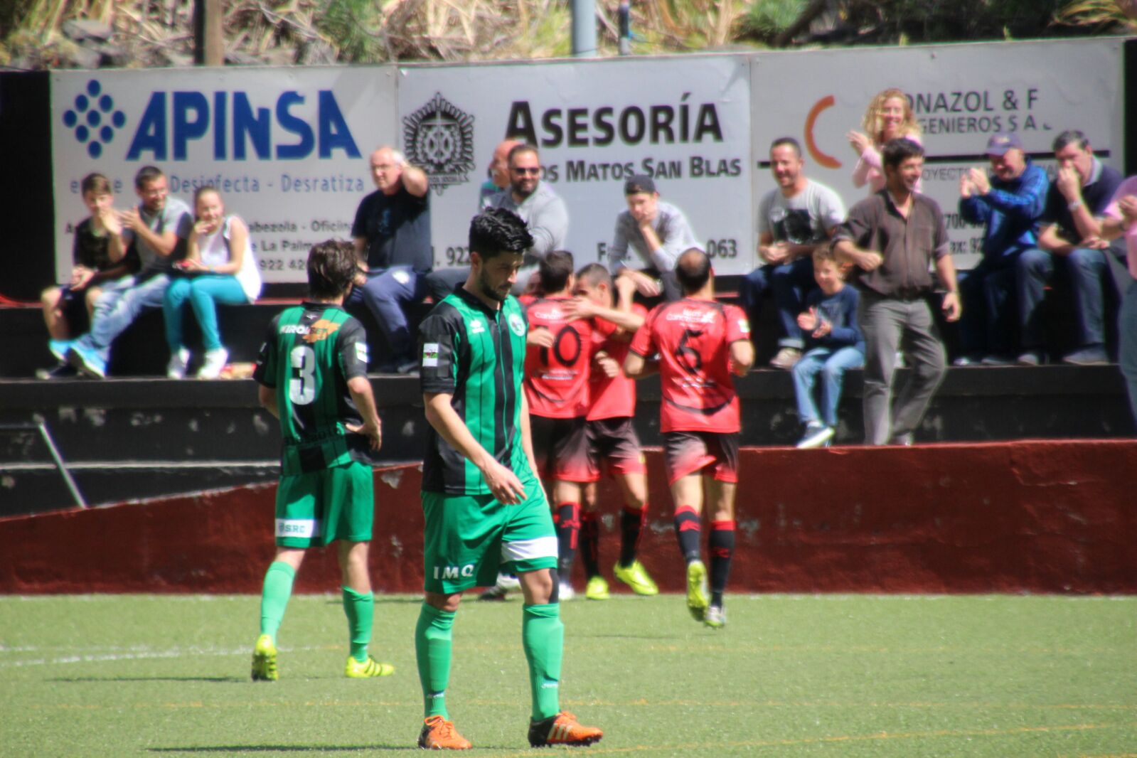 Los rojinegros celebran uno de los goles. José Ayut.