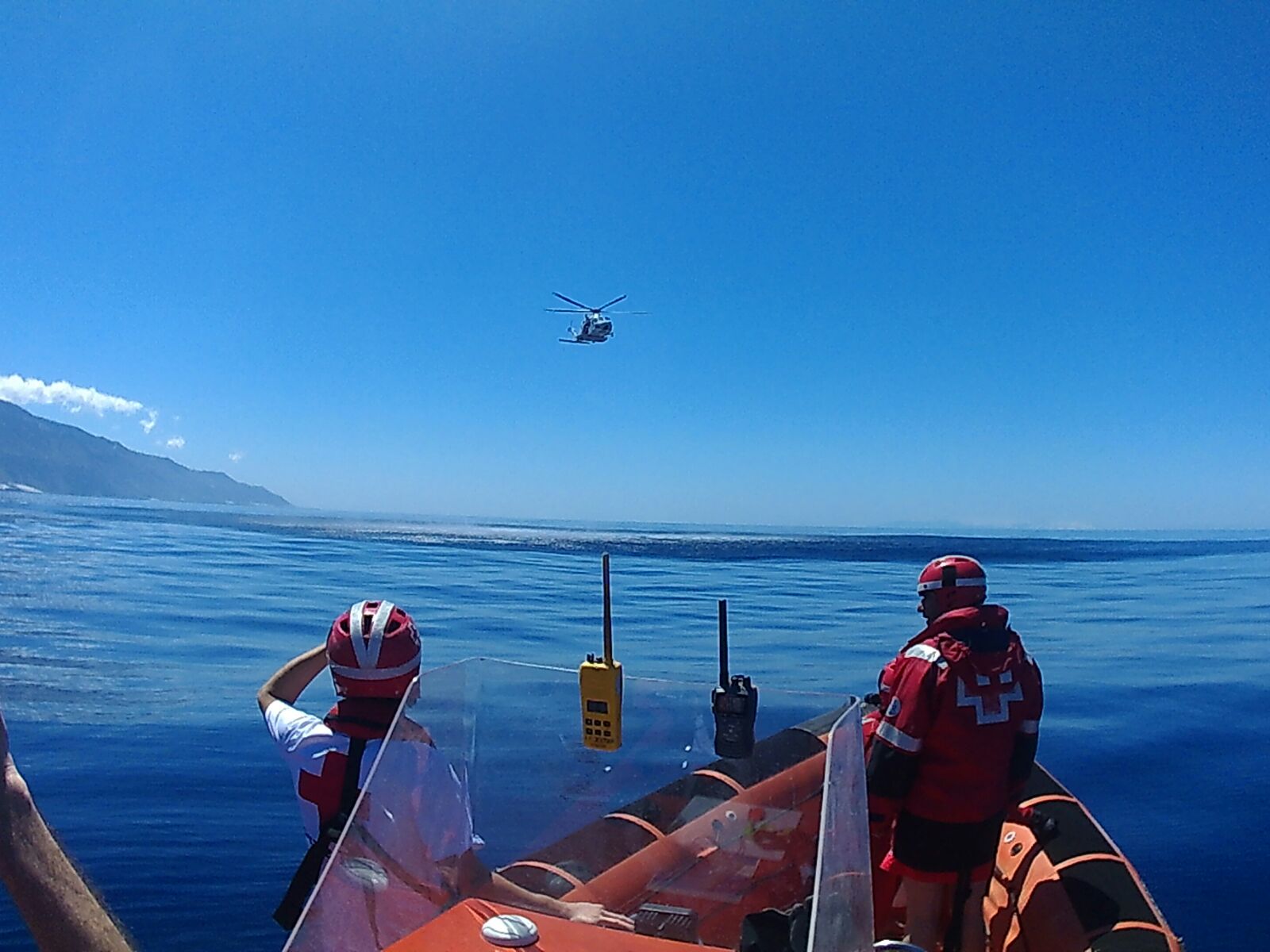 Práctica de evacuación con el helicóptero de Salvamento Marítimo en la costa oeste de La Palma.