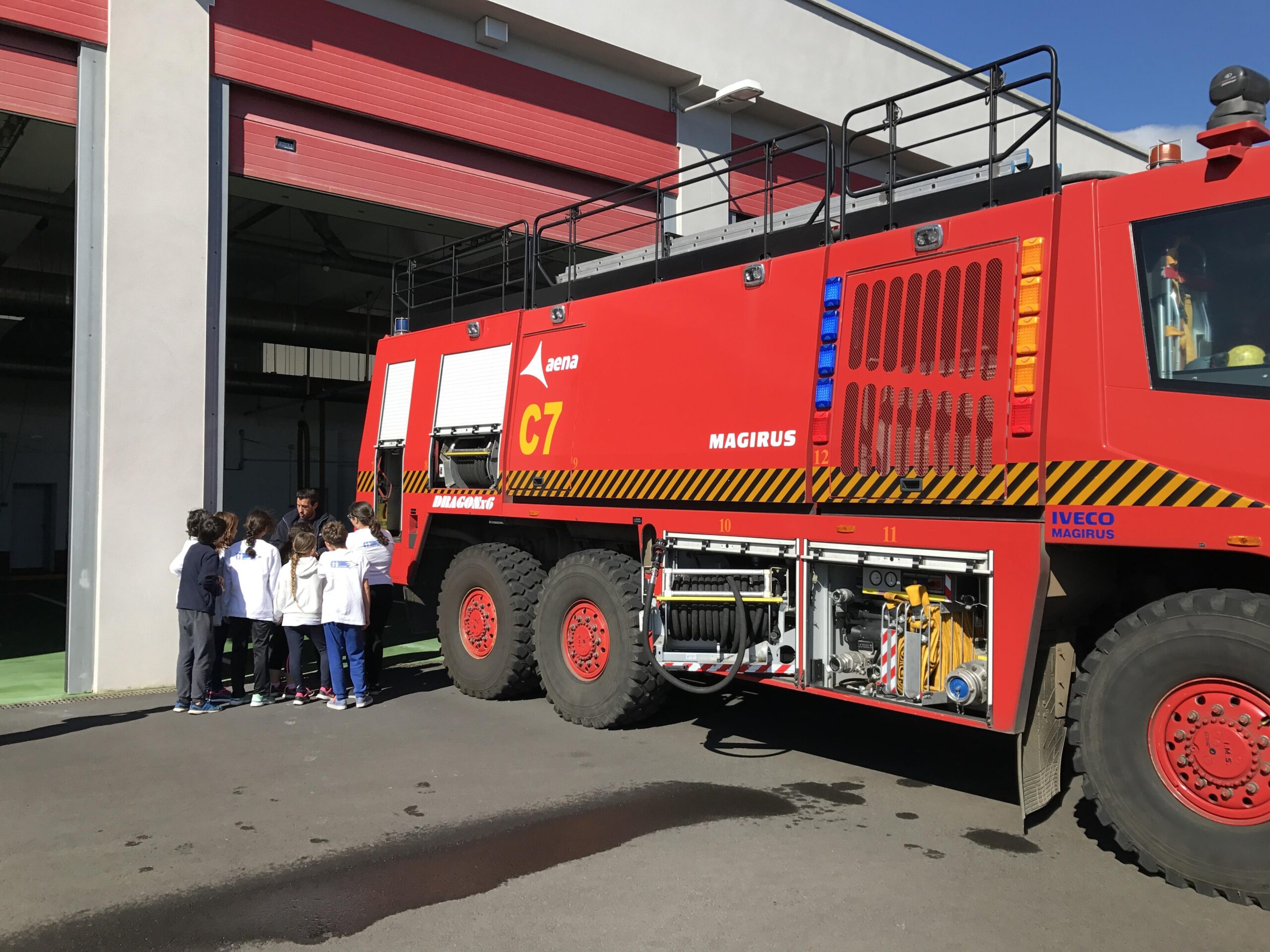 Alumnos CEIP La Laguna de Los Llanos con bomberos en el Aeropuerto.
