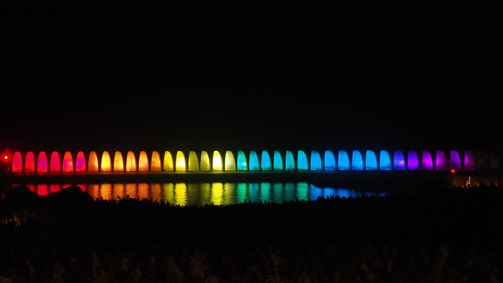 El Puerto de Tazacorte se ilumina con la bandera arcoíris. José Ayut.