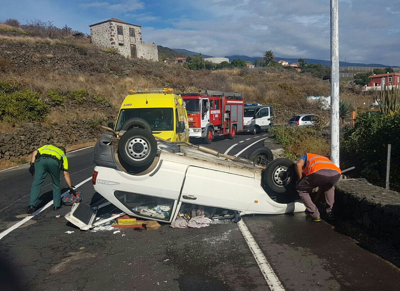 Herida una mujer de carácter moderado tras el vuelco de un vehículo en ...