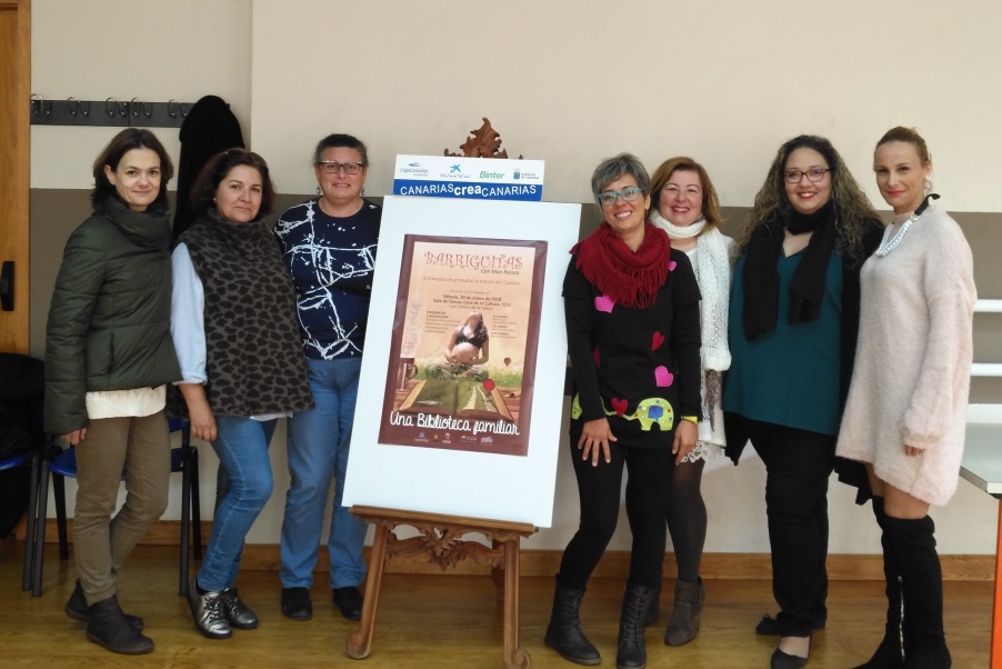 Las tres concejales de los Ayuntamientos de Los Llanos, El Paso y Tazacorte junto al personal responsable de las bibliotecas .municipales y la docente de los talleres.