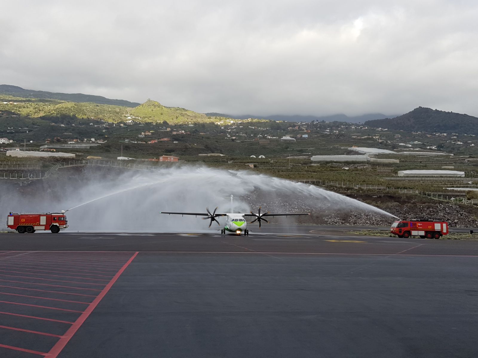 Arco de agua para dar la bienvenida al avión de Binter que lleva el nombre de La Palma Isla Bonita.