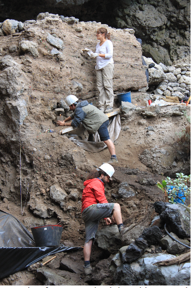 Excavación en la estratigrafía que quedó al descubierto tras las riadas de 2013.