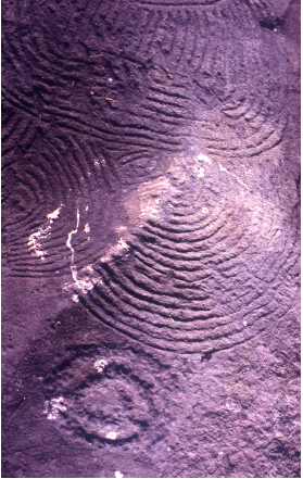 Petroglifos de La Zarza (18-IV-1990) Foto: Juan Manuel Castro Martín.
