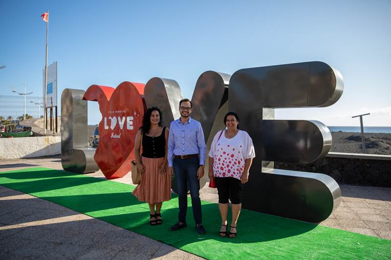 Escultura Love puerto bagañete (Jordi Pérez Camacho junto a Tatiana Rodríguez y María del Mar Pérez, concejales Ayuntamiento de Tazacorte)
