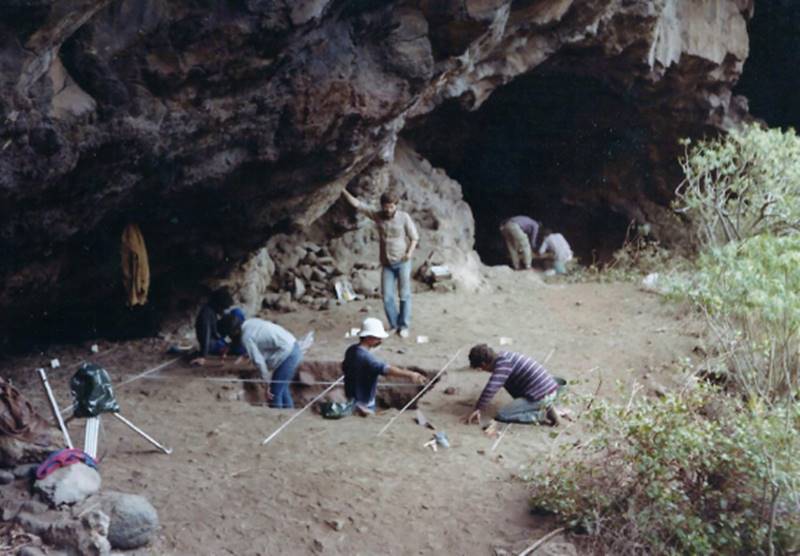 Campaña de excavación de 1985 en el Área B de El Tendal (Foto E. Martín y J. Navarro) 