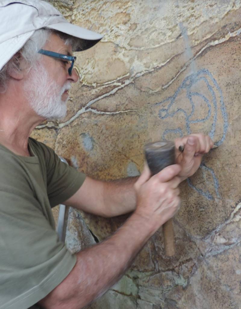 Tomás Oropesa reproduciendo los grabados rupestres de La Corujera en el Centro de Interpretación del Parque Arqueológico del Tendal (Foto: Jorge Pais) 