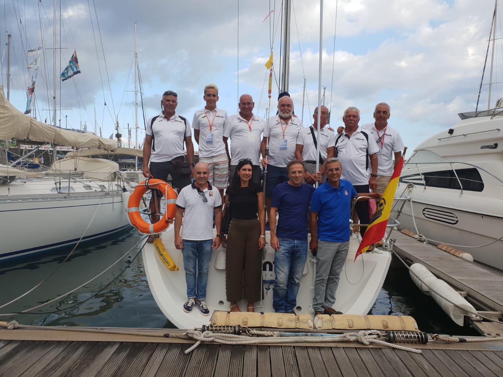 Presidente y directivos del Clube Naval do Funchal y del Real Club Nautico de La Palma, reciben al barco palmero Atlantis III. vencedor de la clase OPEN