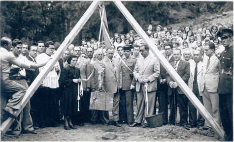 Momento del homenaje y colocación de la primera piedra en 1952.
