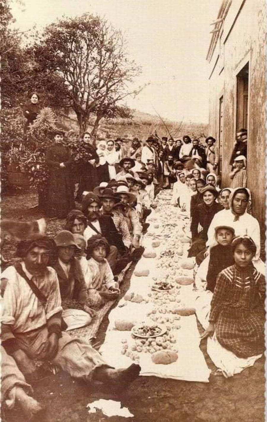 Gallofa 1906, comida con gofio y papas. Puntallana