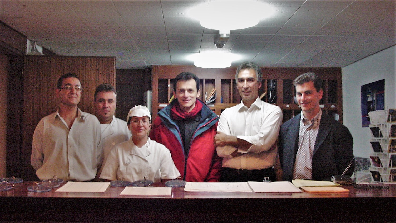 Leo Pérez y miembros del personal de la Residencia del ORM junto a Pedro Duque durante su vista en 2004.