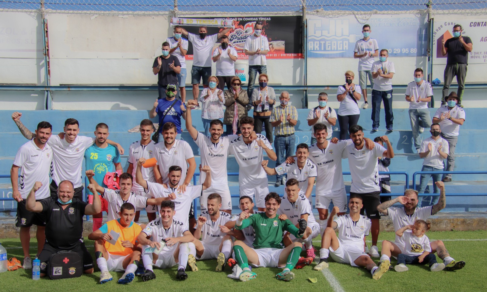 Los jugadores celebran la victoria. Foto de José Ayut.
