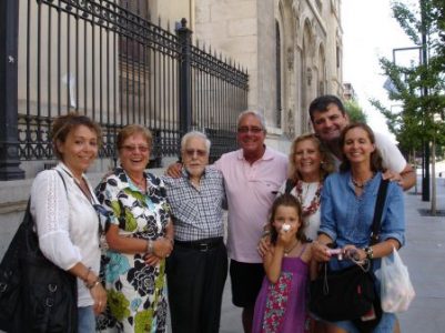 Miembros de la familia Carrillo Trujillo posan junto al monje capuchino fray Damián de La Rambla (en el centro de la imagen). El religioso recaló en La Palma en los años sesenta para divulgar la obra del beato fray Leopoldo de Alpandeire [Granada, septiembre de 2010].