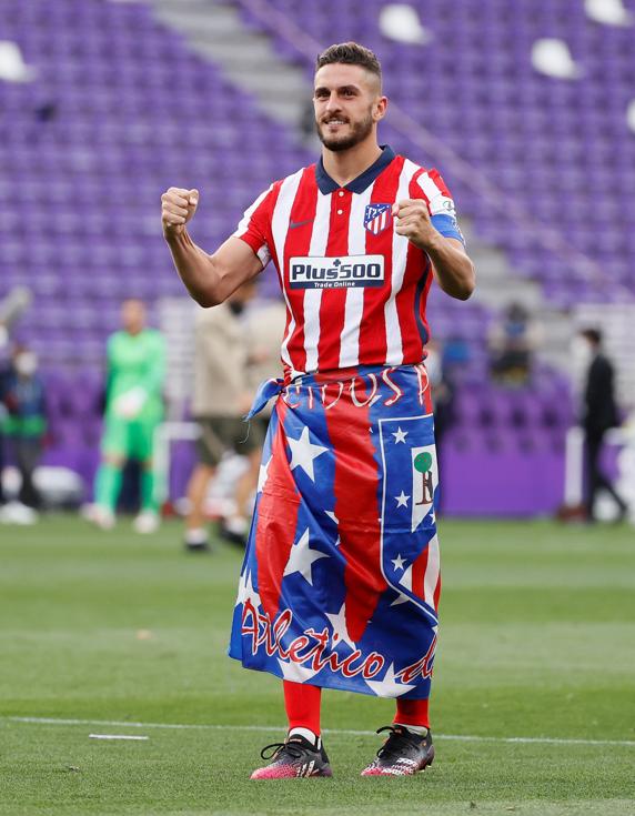 El capitán del Club Atlético de Madrid, ayer, sobre el césped del José Zorrilla, luciendo, atada a su cintura, la misma bandera que depositó en el semicírculo central del Bernabéu, el 17 de mayo de 2013, después de que su equipo se alzase con su décima Copa del Rey.