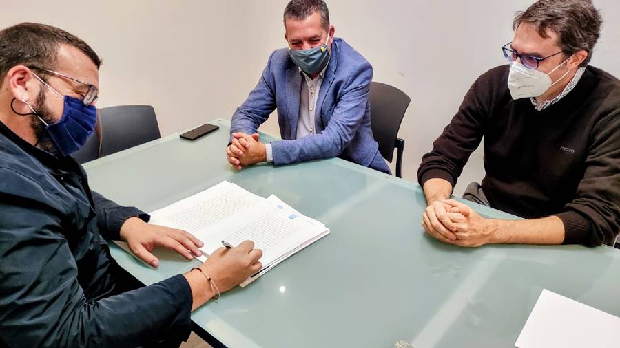 Neris firma el documento de donación de El Electrón por parte de Endesa.