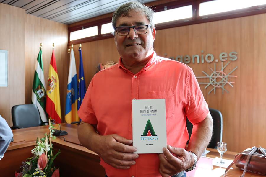 Miguel 'Pepe' Rocha con su libro de décimas.