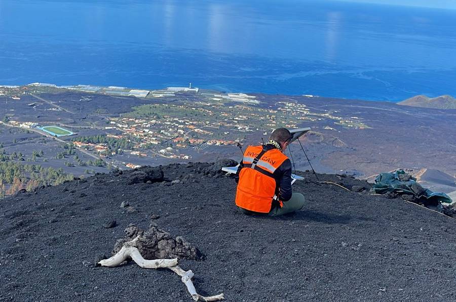 Un científico de Involcan monitorizando el volcán. Juan Cutillas.