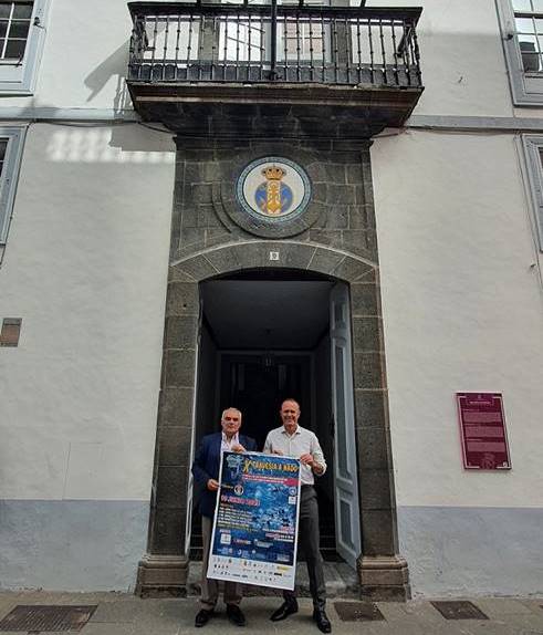 De izquierda a derecha: el presidente del Real Nuevo Club Náutico de Santa Cruz de La Palma, Jerónimo Chacopino Molina, y el consejero de Turismo del Cabildo de La Palma, Raúl Camacho Sosa.