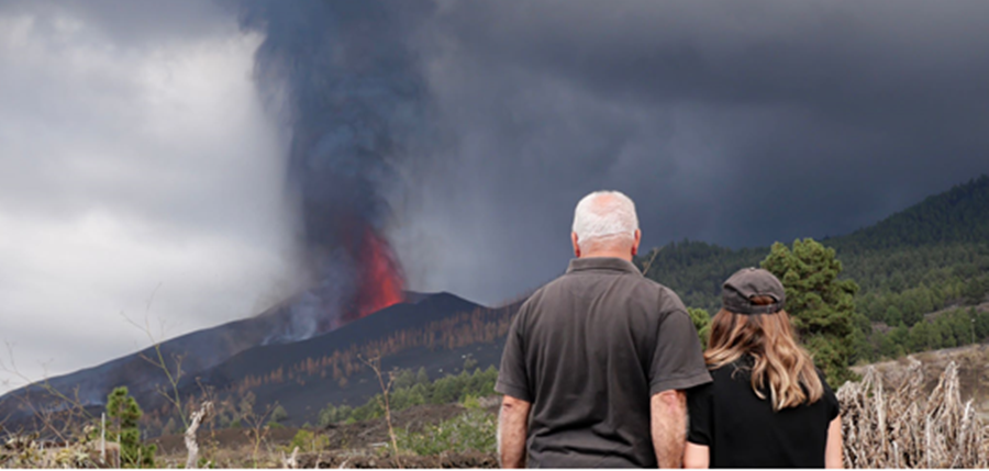 Volcán Tajogaite, en plena erupción, desde Las Manchas (Foto: Claudia Pais García).