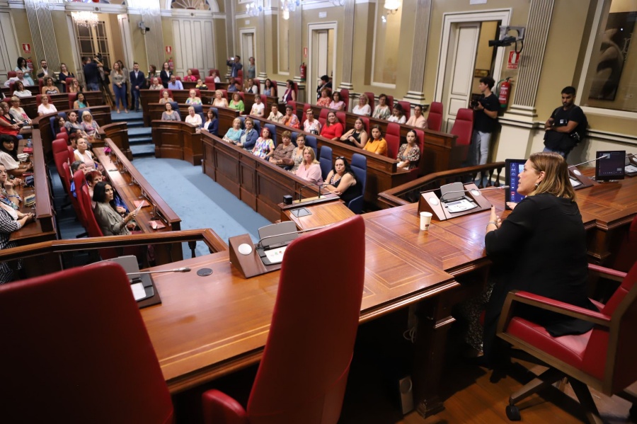 Astrid Pérez abre el Parlamento a las mujeres rurales de Canarias (2)