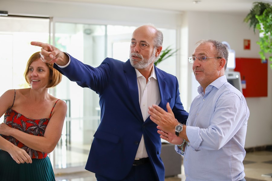 Sergio Rodríguez con el director del hotel, Irving Ribot, hoy en Puerto Naos. Luis G Morera.