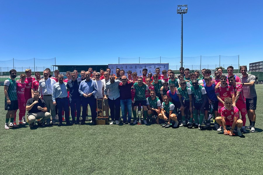 Foto de grupo de jugadores, directivos y autoridades.