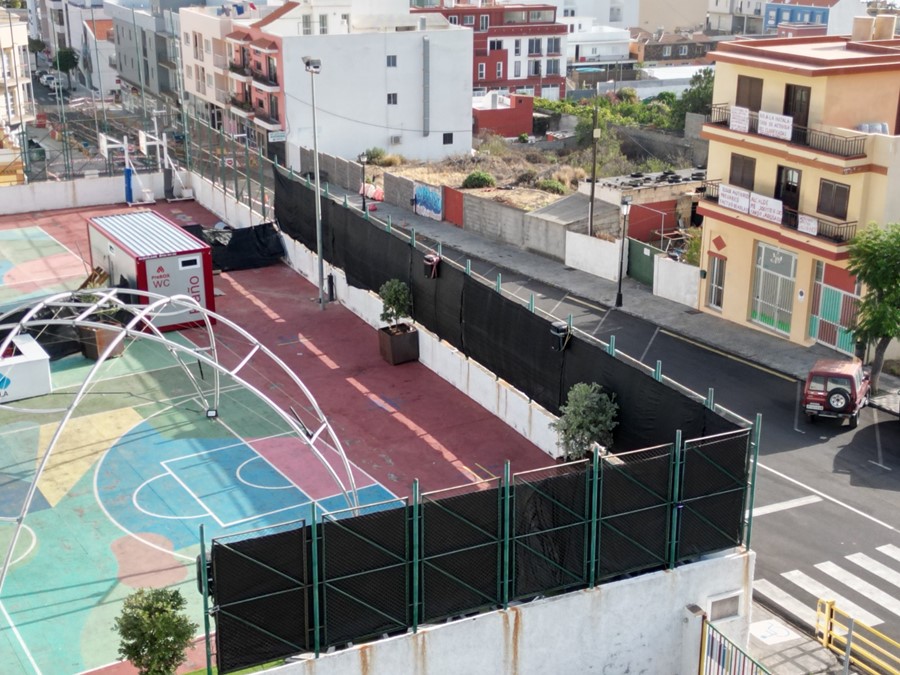 La terraza está situada cerca de viviendas, en el centro del municipio.