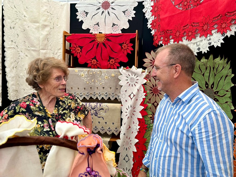 El presidente del Cabildo charla con una artesana.