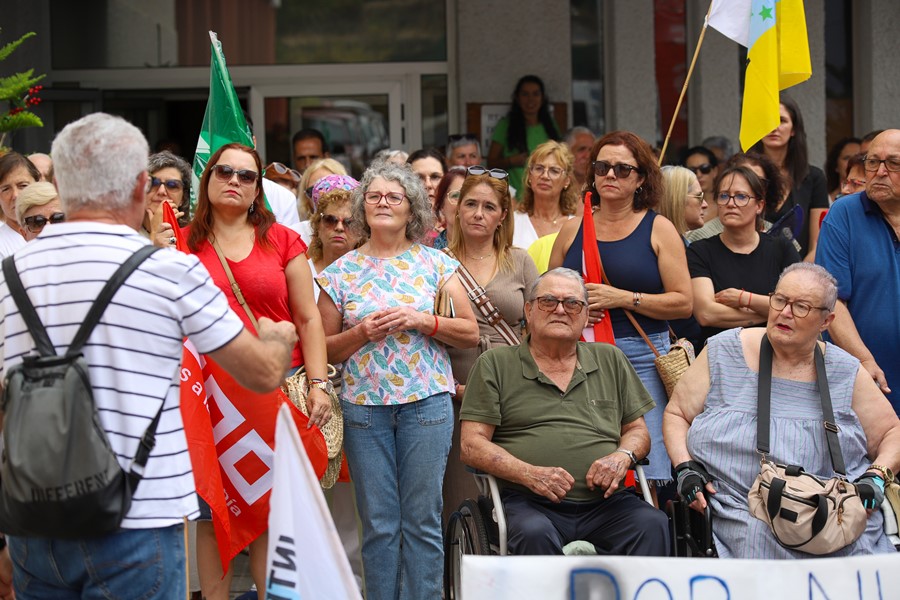 Protesta a la puertas de la residencia de pensionistas por la falta de personal en el centro que gestiona el Cabildo de La Palma.