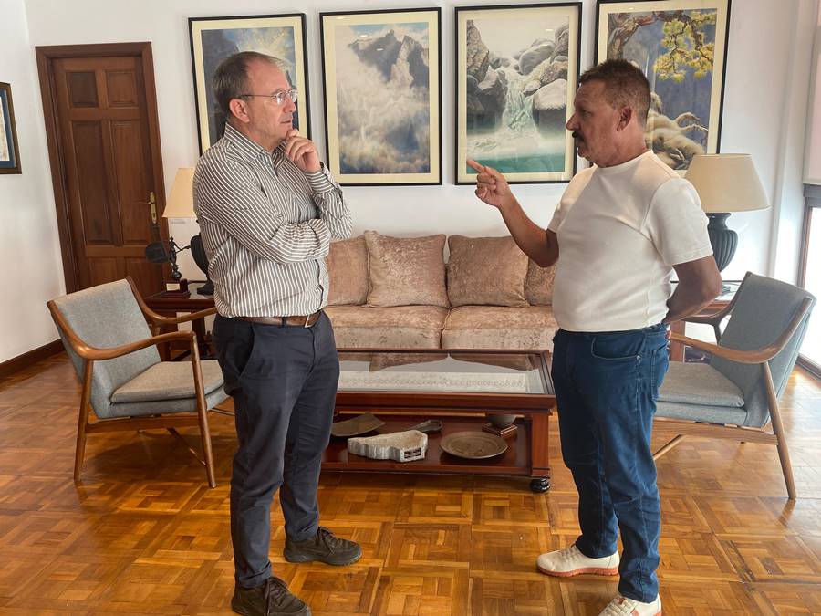 El presidente del Cabildo, Sergio Rodríguez, con el alcalde de Fuencaliente, Gregorio Alonso.