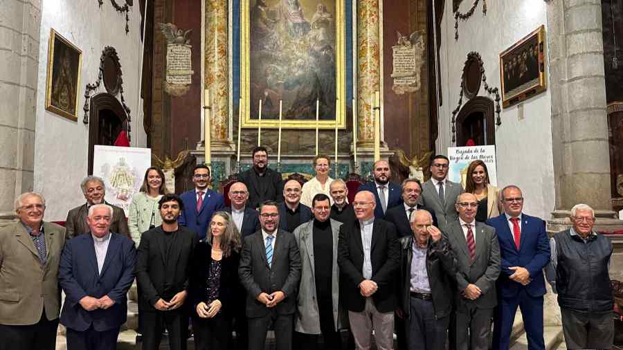 La Corporación en la presentación del cartel religioso Bajada 2025