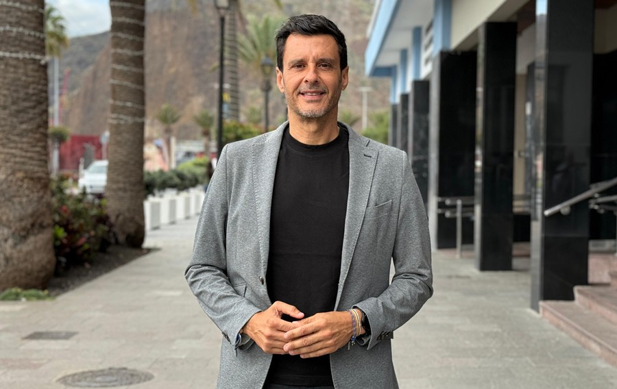 Toni Santana.