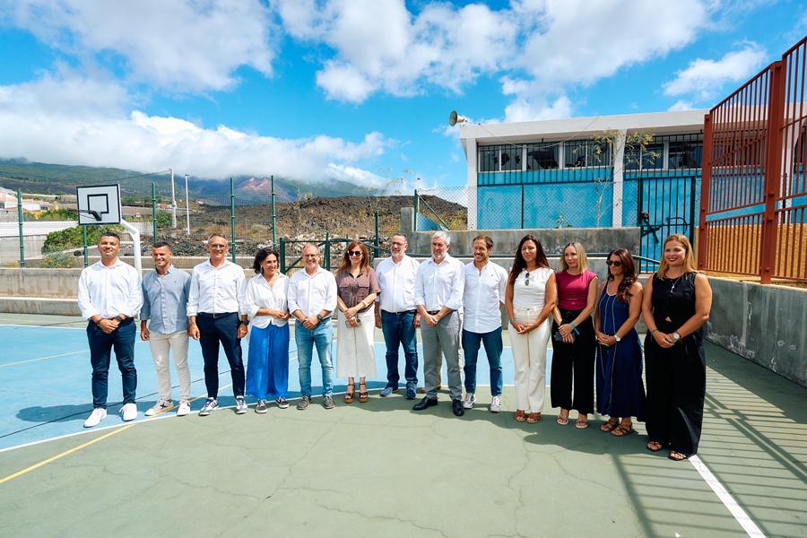 FOTO. Firma del convenio entre el Gobierno de Canarias y el Cabildo de La Palma para la reconstrucción del CEIP La Laguna (2)