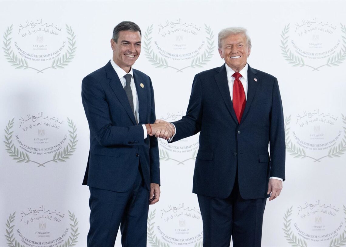 13/10/2025 El presidente del Gobierno, Pedro Sánchez (i) saluda al presidente de Estados Unidos, Donald Trump (d), antes de la ceremonia de firma del plan de paz para Oriente Próximo, a 13 de octubre de 2025, en Egipto. POLITICA Pool Moncloa/Borja Puig de la Bellacasa