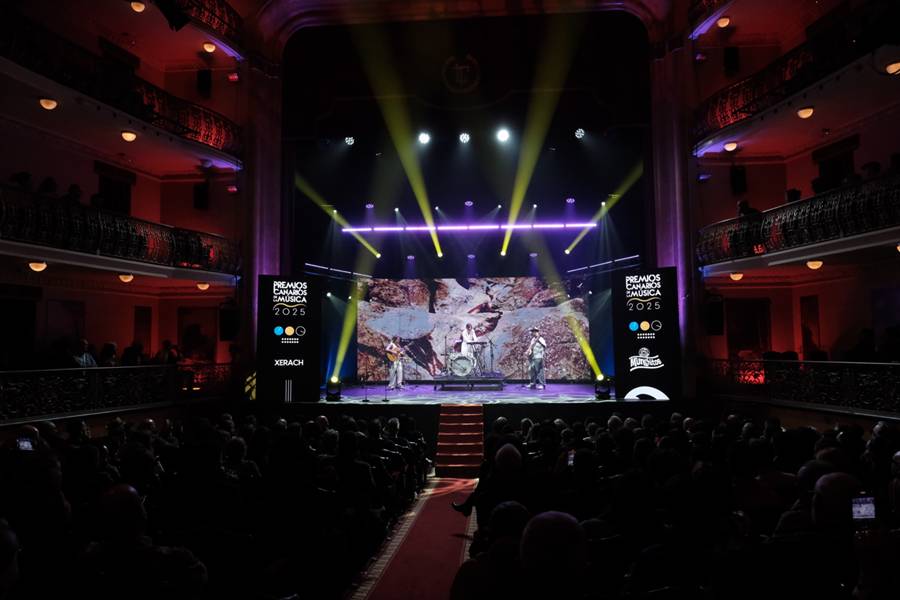 Actuación de la cantante Xerax durante la gala celebrada en el Teatro Leal.