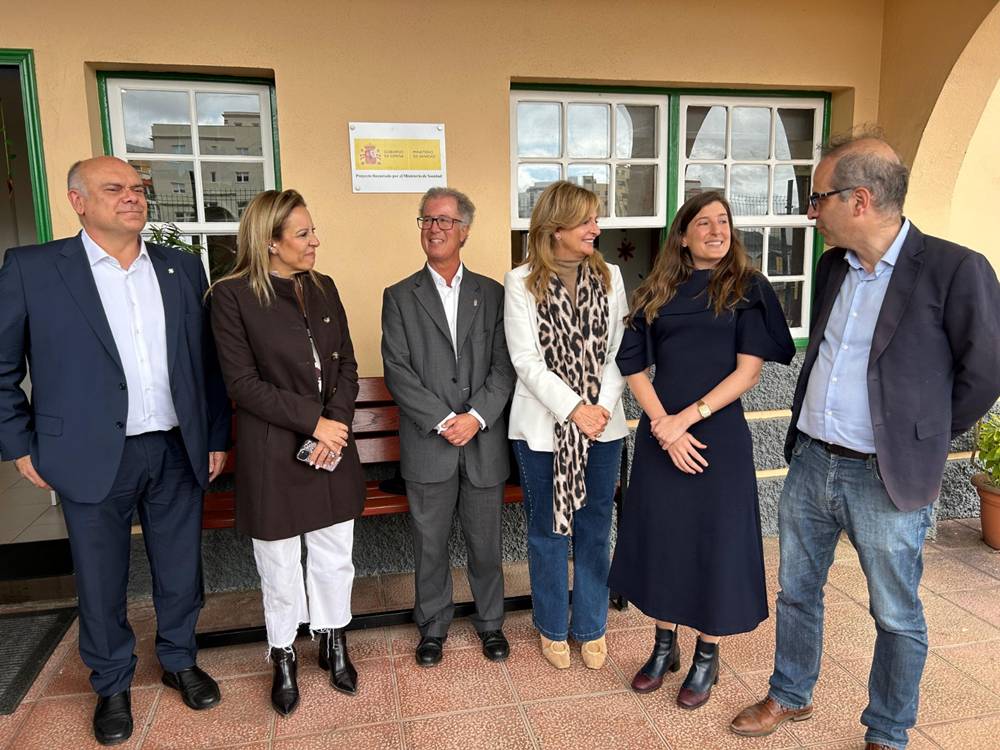 Autoridades en la visita (1)