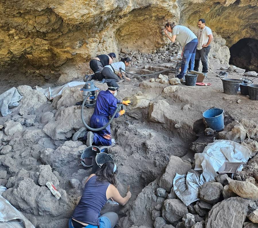 Excavación arqueológica en la Cueva de El Tendal.