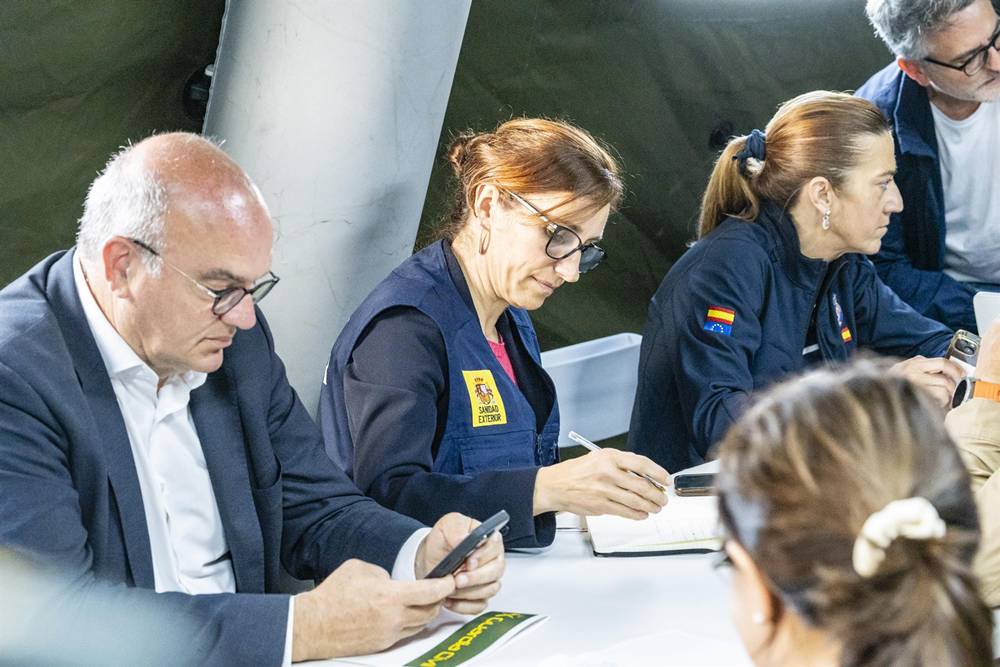 La ministra de Sanidad, Mónica García (c) en el puesto de mando mientras el crucero MV Hondius fondea cerca del puerto de Granadilla. Europa Press.