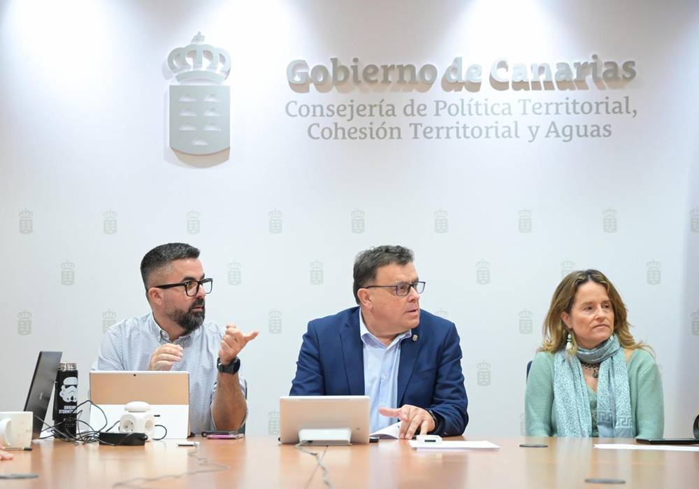Onán Cruz con el consejero de Política Territorial, Manuel Miranda.