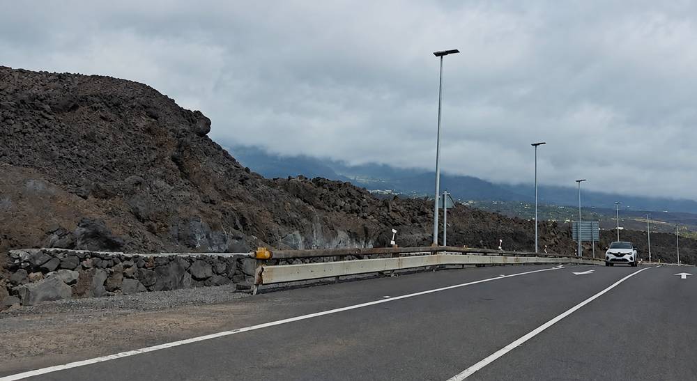 carretera a  través de la zona afectada por la erupción de 2021 en La Palma