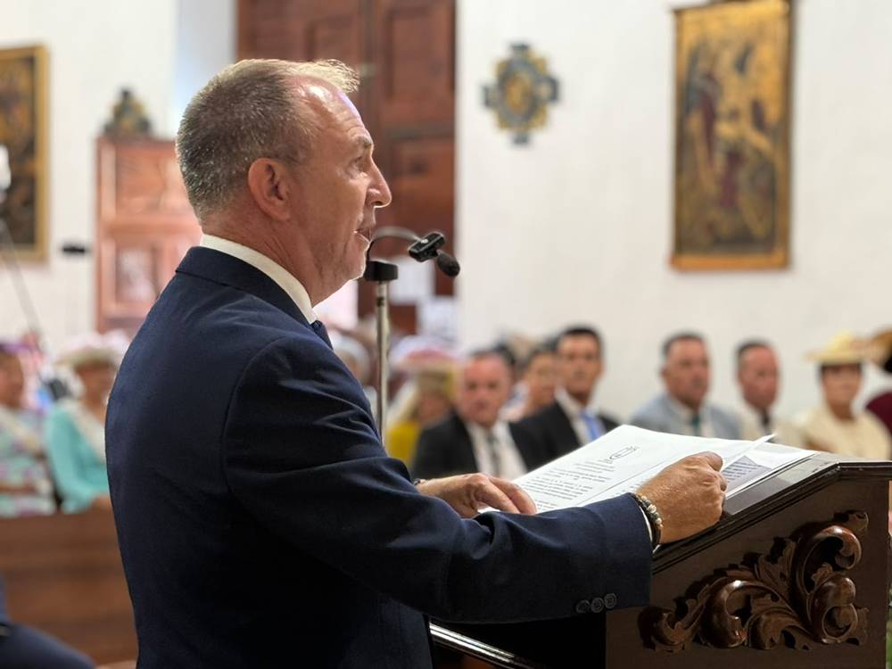 El presidente del Cabildo durante su ofrenda al Patrón de la isla.