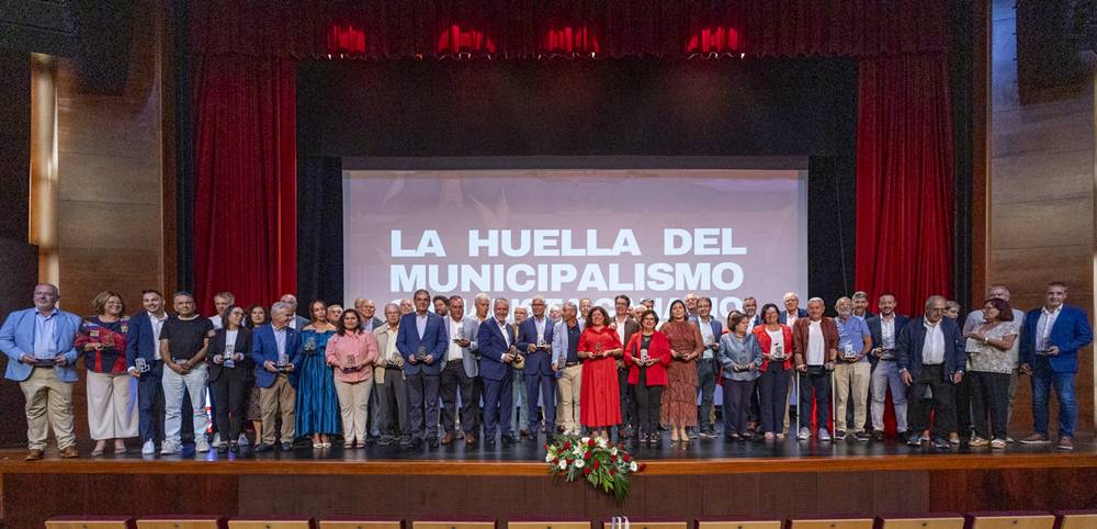 Torres destacó el trabajo de generaciones de alcaldes y alcaldesas que han contribuido al progreso de las islas.