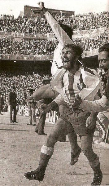 La tarde del 15 de mayo de 1977 el Atlético se alzaba, en el Bernabéu, con su octavo título de Liga. Valentín Jorge Sánchez, Robi, que había salido como titular, no pudo contener la alegría al terminar el partido. El ex-futbolista falleció esta semana, a los 72 años de edad.